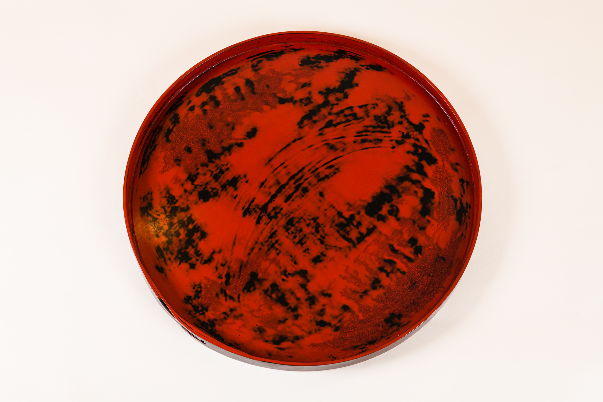 Lacquered tray by Salomé Lippuner, Textured red and black urushi japanese natural lacquer.