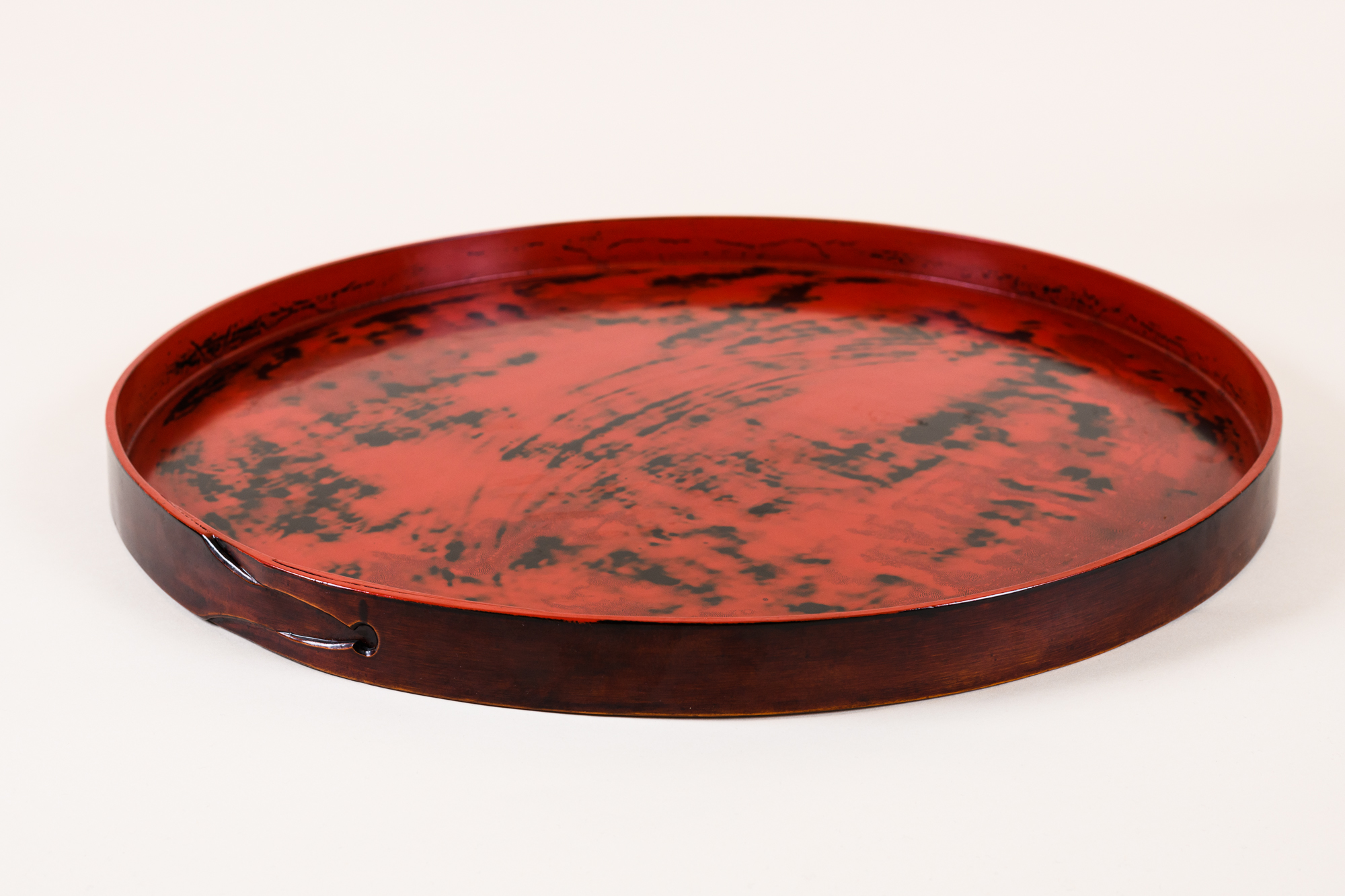 Lacquered tray by Salomé Lippuner, Textured red and black urushi japanese natural lacquer.