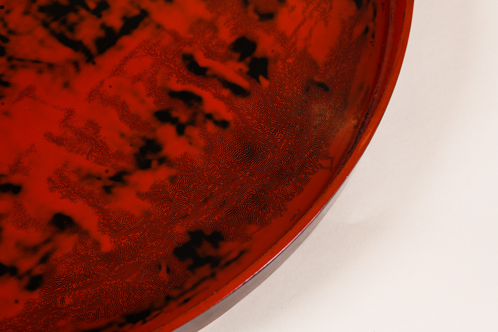 Lacquered tray by Salomé Lippuner, Textured red and black urushi japanese natural lacquer.