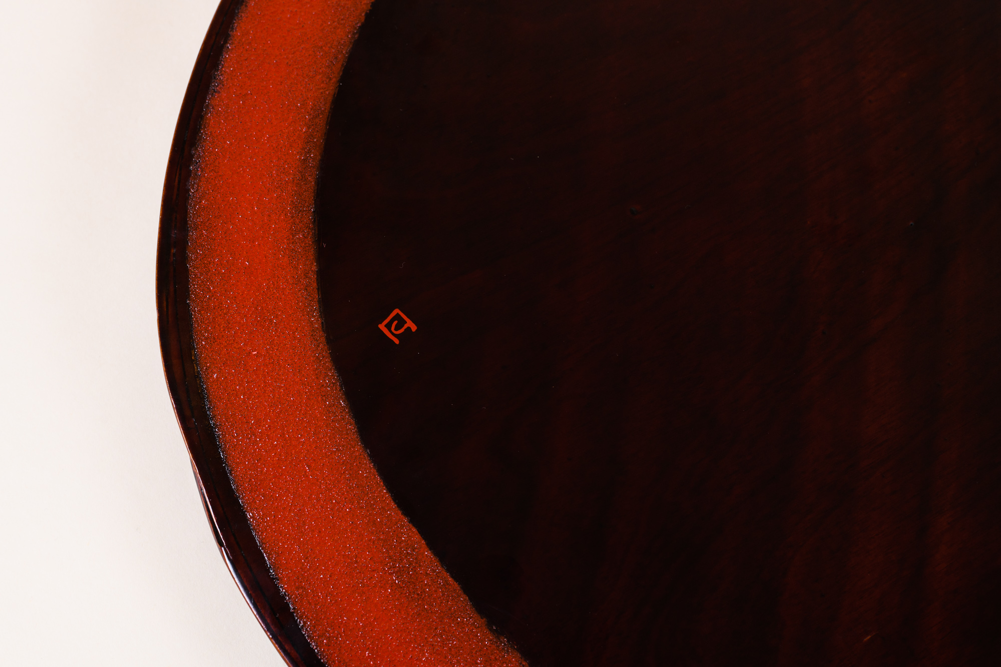 Lacquered tray by Salomé Lippuner, Textured red and black urushi japanese natural lacquer.