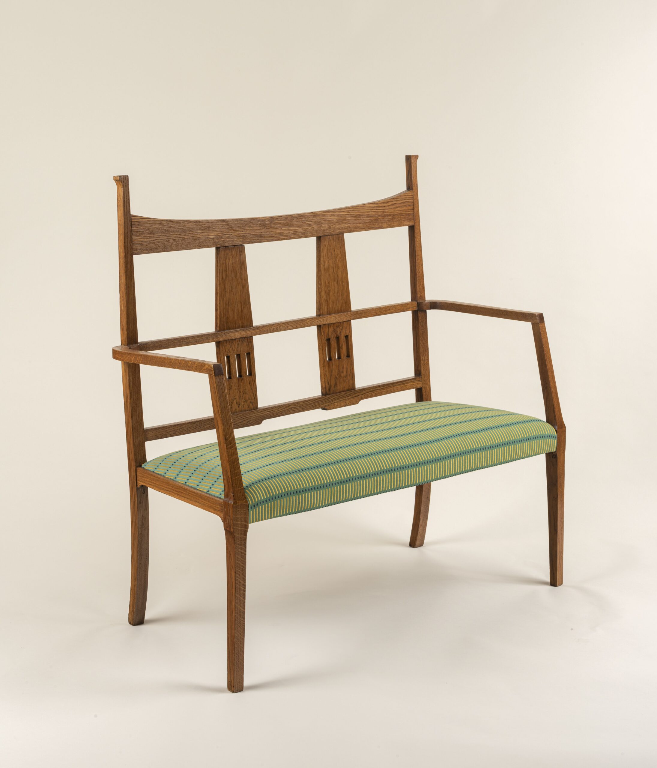 Oak Art & Crafts salon set c. 1900, sofa and four armchairs.