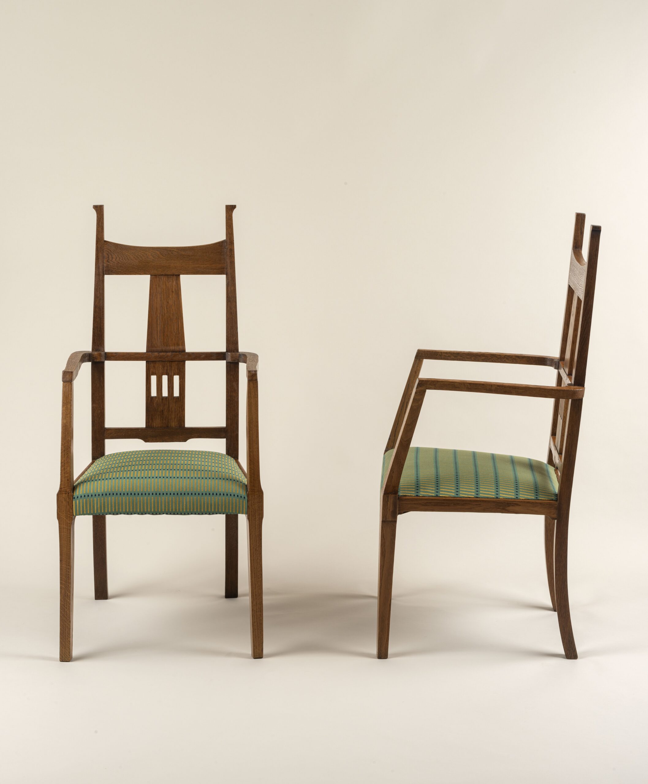 Oak Art & Crafts salon set c. 1900, sofa and four armchairs.
