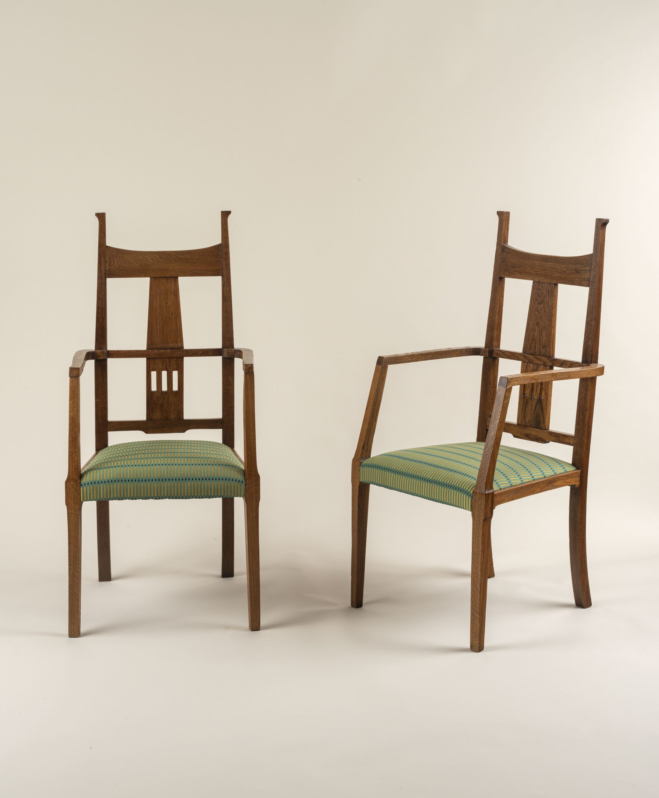 Oak Art & Crafts salon set c. 1900, sofa and four armchairs.
