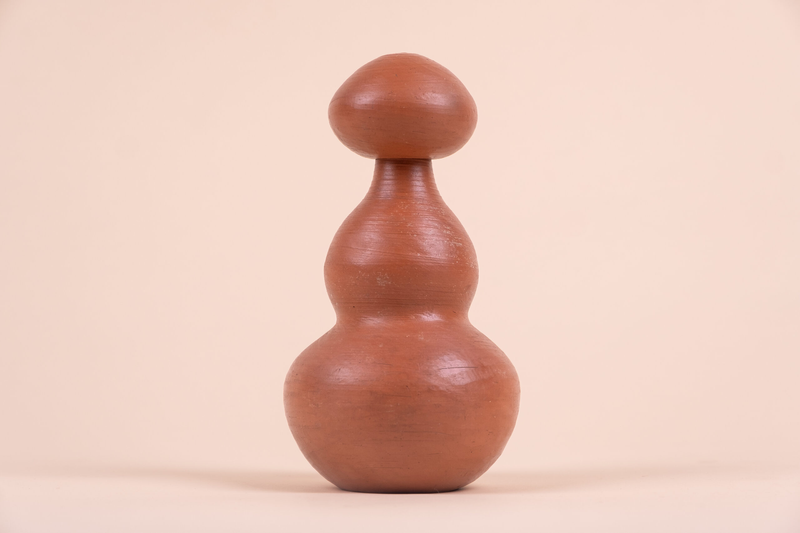 Sensual bottle with cap, in terracotta by Valentine Schlegel.