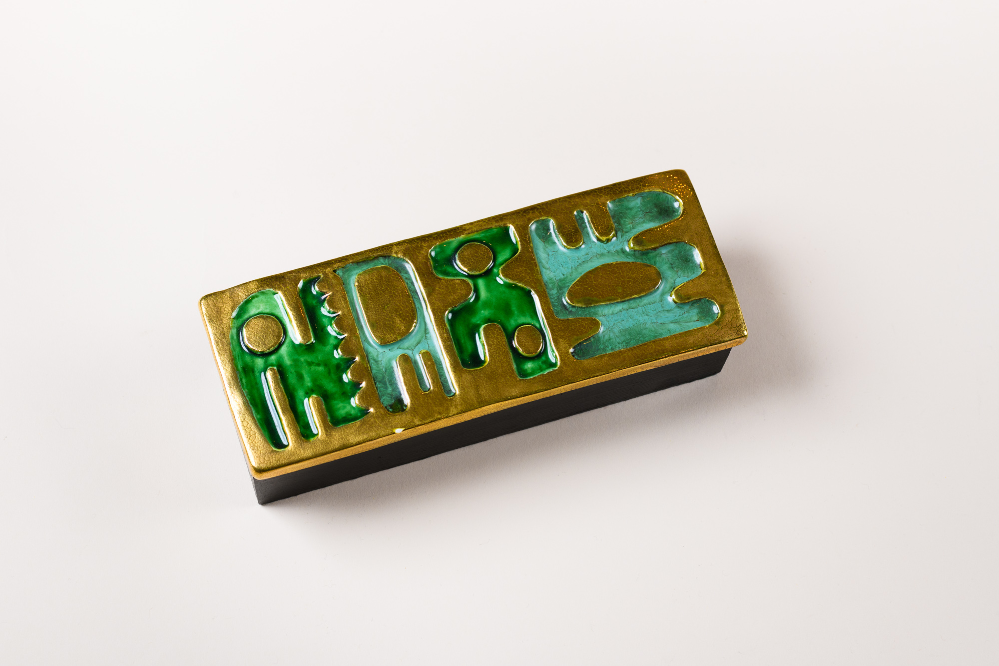 “Labyrinth” jewellery box by Mithé Espelt​ c.1985, ceramic lid with green enamel and crackled gold.